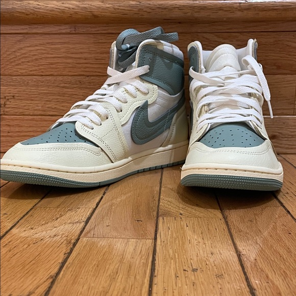 Air Jordan 1 MM High Sneakers in Legend Sand/ Jade Smoke-Sable Mythique - Picture 1 of 11